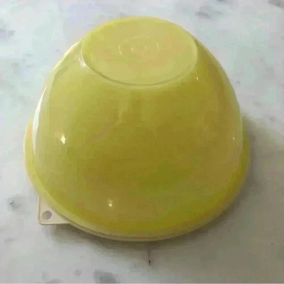 Tupperware Other - Vintage Tupperware bowl 235-29 in  yellow with Frig-o-Seal replacement lid